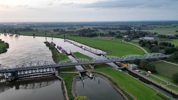 Dronebeelden en foto's van de gerepareerde stuw bij Nederasselt/Grave