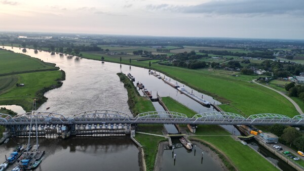 Dronebeelden en foto's van de gerepareerde stuw bij Nederasselt/Grave