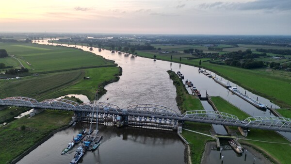 Dronebeelden en foto's van de gerepareerde stuw bij Nederasselt/Grave