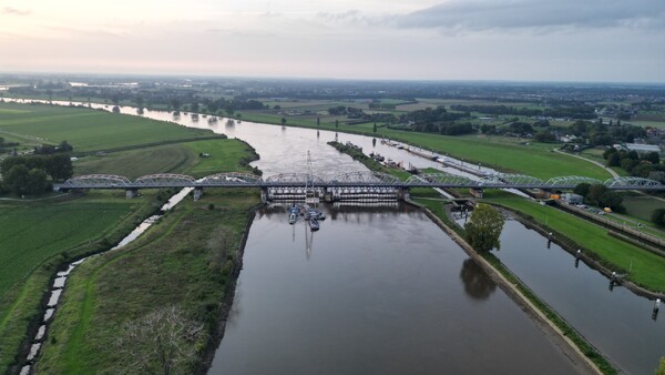 Dronebeelden en foto's van de gerepareerde stuw bij Nederasselt/Grave