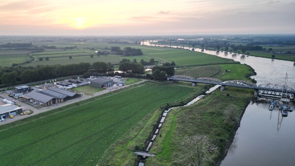 Dronebeelden en foto's van de gerepareerde stuw bij Nederasselt/Grave