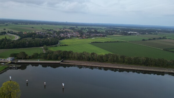 Dronebeelden en foto's van de gerepareerde stuw bij Nederasselt/Grave