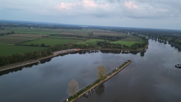 Dronebeelden en foto's van de gerepareerde stuw bij Nederasselt/Grave