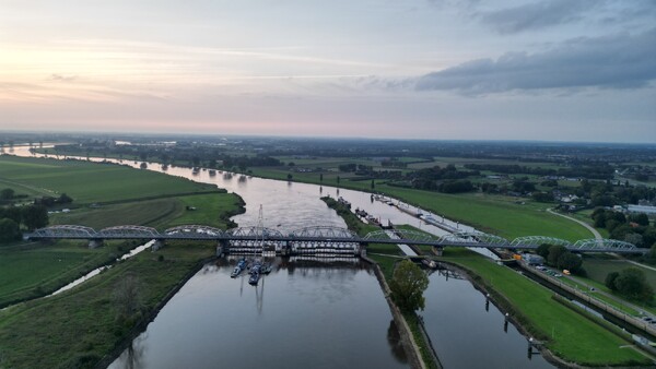 Dronebeelden en foto's van de gerepareerde stuw bij Nederasselt/Grave