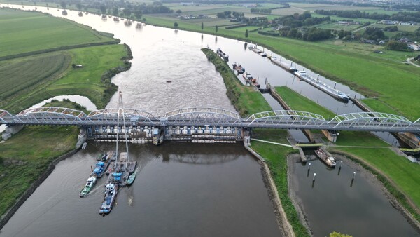 Dronebeelden en foto's van de gerepareerde stuw bij Nederasselt/Grave