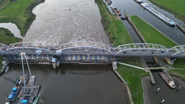 Dronebeelden en foto's van de gerepareerde stuw bij Nederasselt/Grave