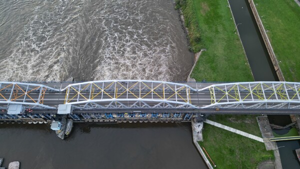 Dronebeelden en foto's van de gerepareerde stuw bij Nederasselt/Grave