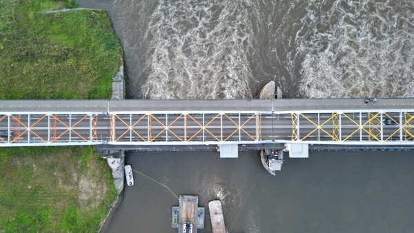 Dronebeelden en foto's van de gerepareerde stuw bij Nederasselt/Grave