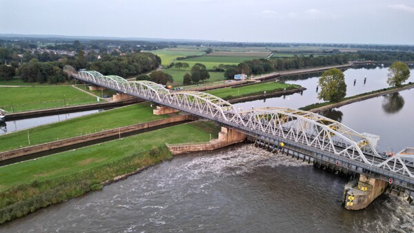 Dronebeelden en foto's van de gerepareerde stuw bij Nederasselt/Grave