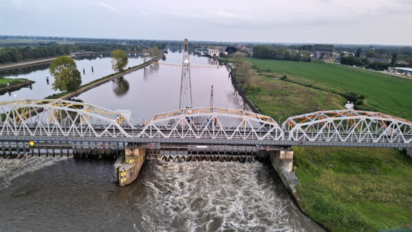 Dronebeelden en foto's van de gerepareerde stuw bij Nederasselt/Grave