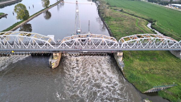 Dronebeelden en foto's van de gerepareerde stuw bij Nederasselt/Grave