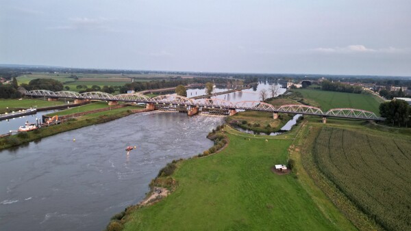 Dronebeelden en foto's van de gerepareerde stuw bij Nederasselt/Grave