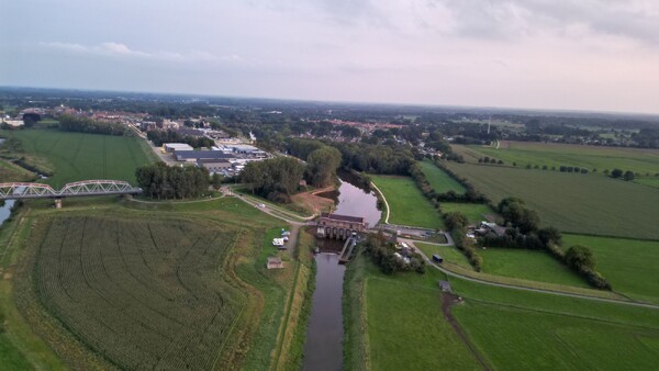 Dronebeelden en foto's van de gerepareerde stuw bij Nederasselt/Grave