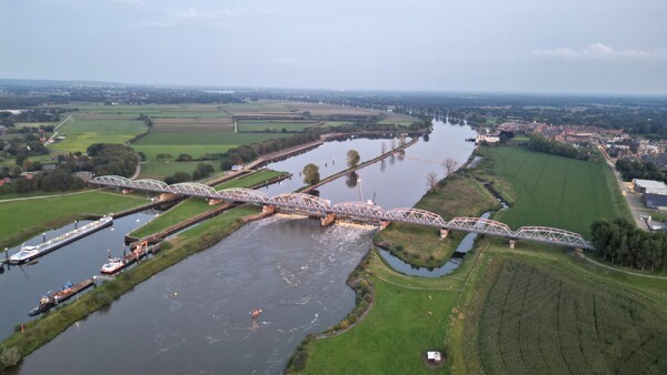 Dronebeelden en foto's van de gerepareerde stuw bij Nederasselt/Grave