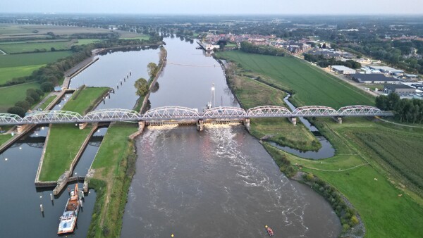 Dronebeelden en foto's van de gerepareerde stuw bij Nederasselt/Grave