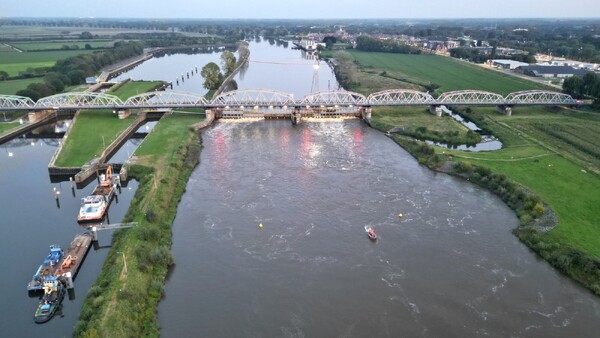 Dronebeelden en foto's van de gerepareerde stuw bij Nederasselt/Grave