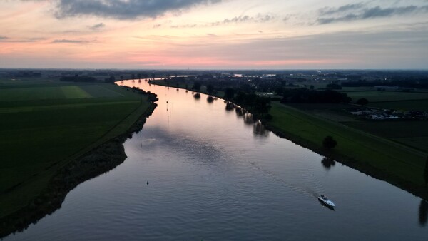 Dronebeelden en foto's van de gerepareerde stuw bij Nederasselt/Grave