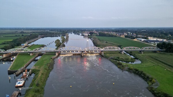 Dronebeelden en foto's van de gerepareerde stuw bij Nederasselt/Grave