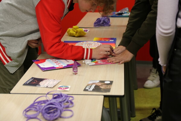 Elzendaalcollege-Metameer kleurt paars