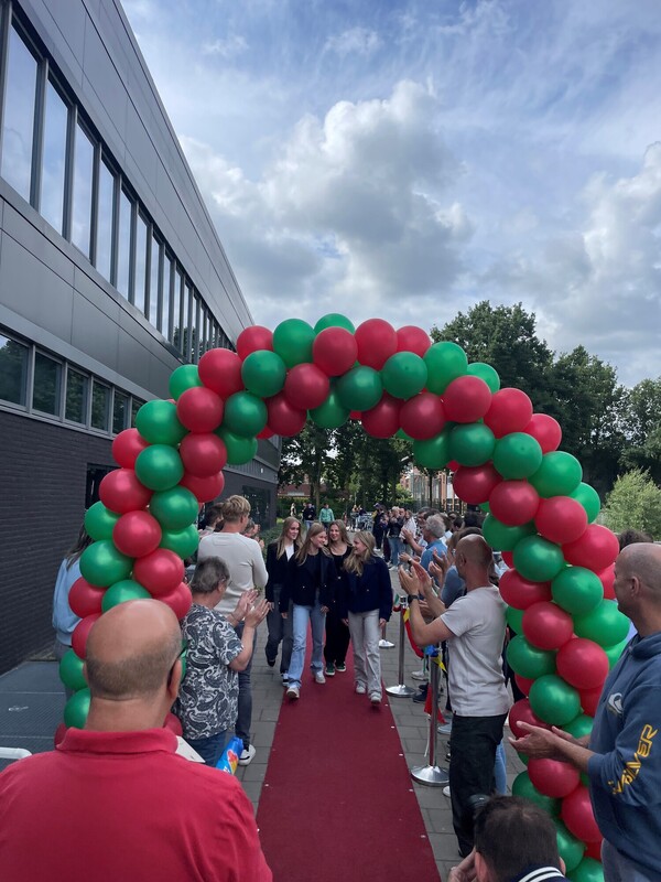 Drie scholen vieren succesvolle examenuitslagen