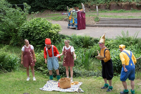 Oekraïense gezinnen genieten van kindervoorstelling De heksen zijn weer thuis!