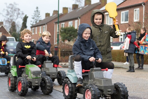 Kindcentrum 't Loont viert Carnaval met kleurrijke carnavalsoptocht