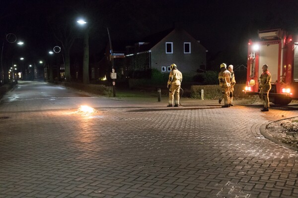 Brandende vuurwerkresten geblust door brandweer in Overloon