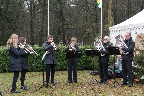 Lichtjes op oorlogsgraven in Overloon