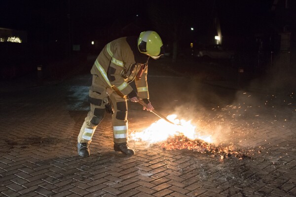 Brandende vuurwerkresten geblust door brandweer in Overloon