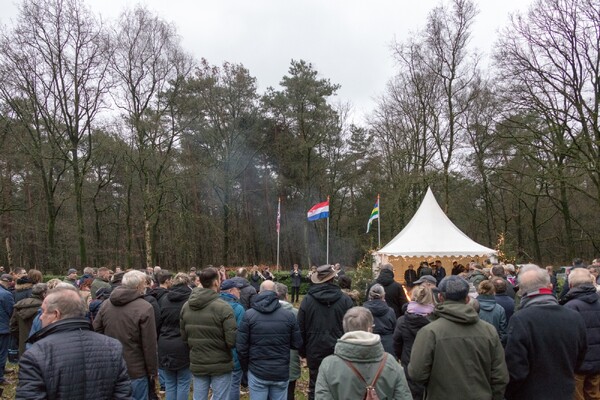 Lichtjes op oorlogsgraven in Overloon