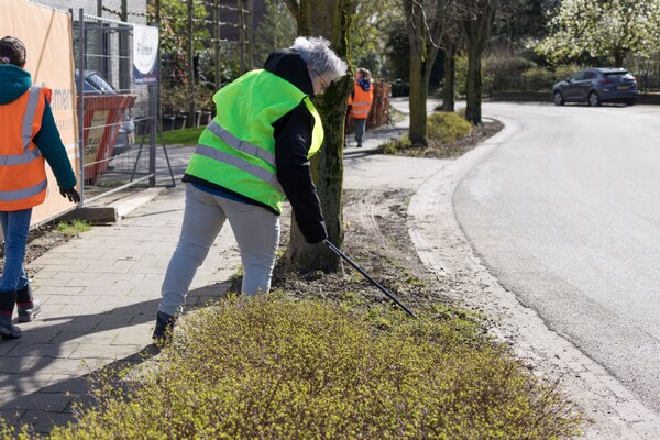 Scouting in Overloon maken het dorp zwerfvuilvrij tijdens de Landelijke Opschoondag