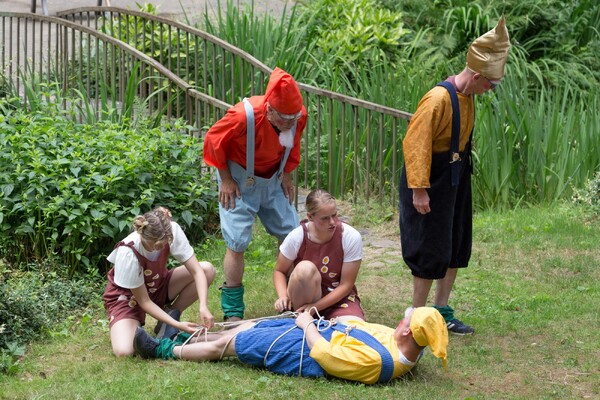 Oekraïense gezinnen genieten van kindervoorstelling De heksen zijn weer thuis!