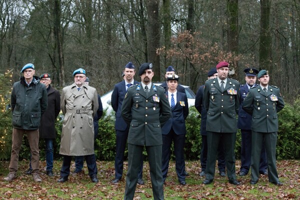 Lichtjes op oorlogsgraven in Overloon