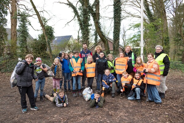 Scouting in Overloon maken het dorp zwerfvuilvrij tijdens de Landelijke Opschoondag