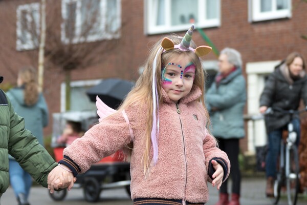 Kindcentrum 't Loont viert Carnaval met kleurrijke carnavalsoptocht