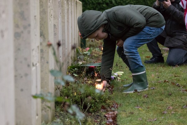 Lichtjes op oorlogsgraven in Overloon