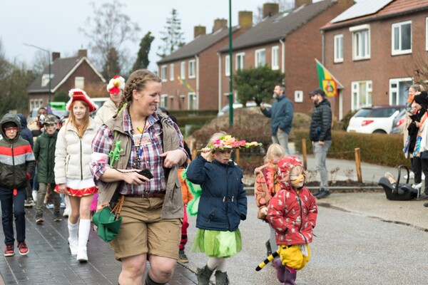 Kindcentrum 't Loont viert Carnaval met kleurrijke carnavalsoptocht