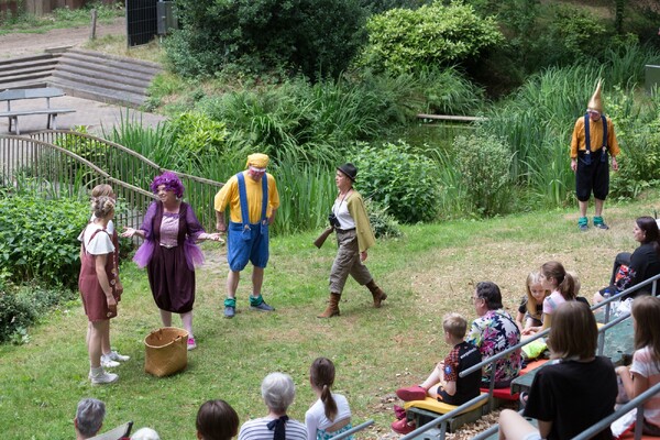 Oekraïense gezinnen genieten van kindervoorstelling De heksen zijn weer thuis!