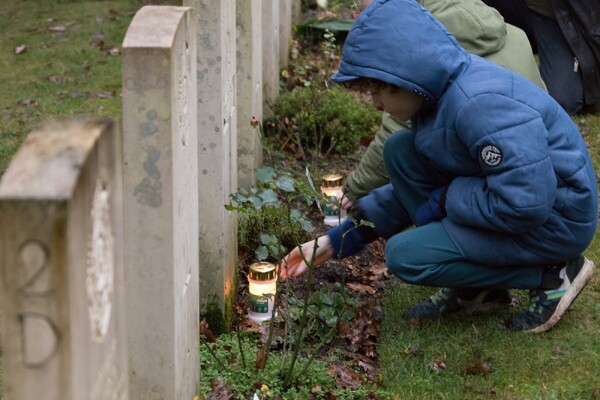 Lichtjes op oorlogsgraven in Overloon