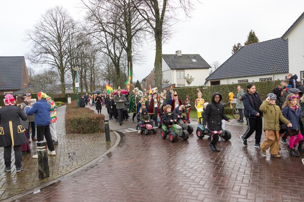 Kindcentrum 't Loont viert Carnaval met kleurrijke carnavalsoptocht