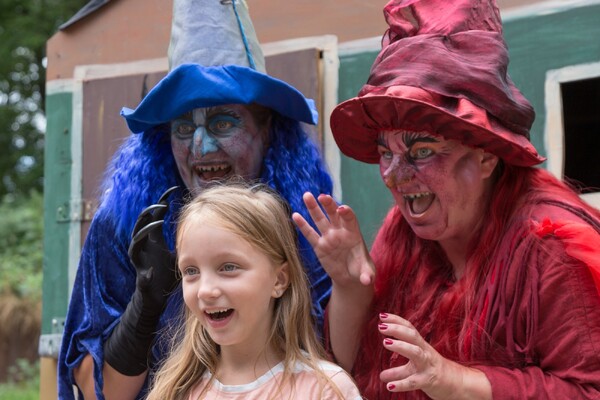 Oekraïense gezinnen genieten van kindervoorstelling De heksen zijn weer thuis!