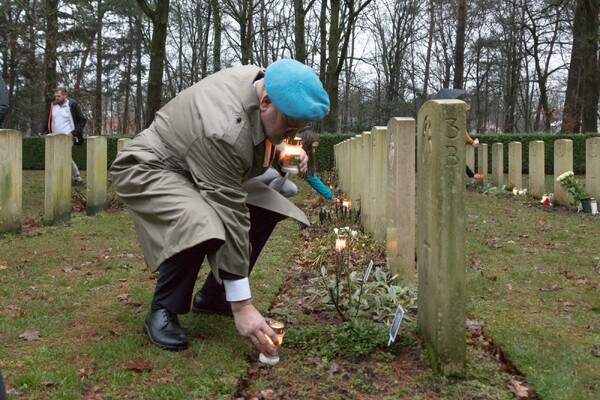 Lichtjes op oorlogsgraven in Overloon