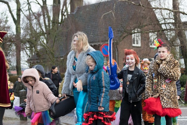 Kindcentrum 't Loont viert Carnaval met kleurrijke carnavalsoptocht