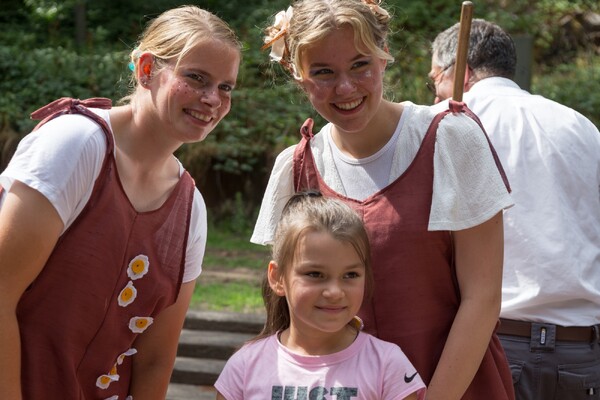 Oekraïense gezinnen genieten van kindervoorstelling De heksen zijn weer thuis!