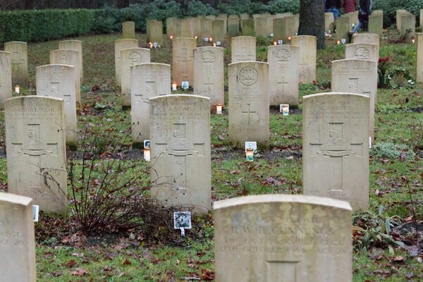 Lichtjes op oorlogsgraven in Overloon