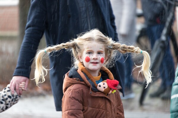 Kindcentrum 't Loont viert Carnaval met kleurrijke carnavalsoptocht