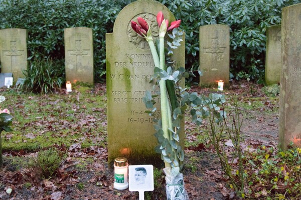 Lichtjes op oorlogsgraven in Overloon