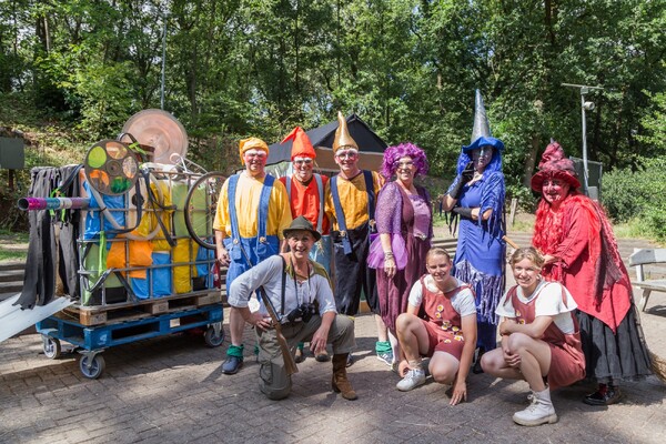 Oekraïense gezinnen genieten van kindervoorstelling De heksen zijn weer thuis!