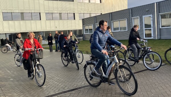 Scholieren Merletcollege meten fietsend luchtkwaliteit in Cuijk