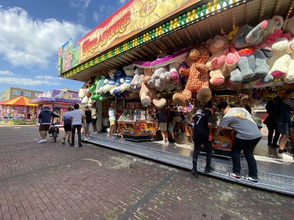 Oliebollenkampioen op kermis in Grave